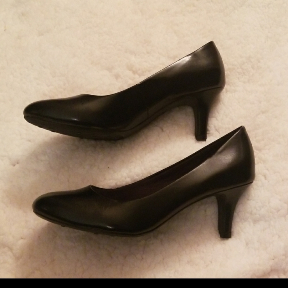 9w wide Life stride Pirogi black kitten low heels